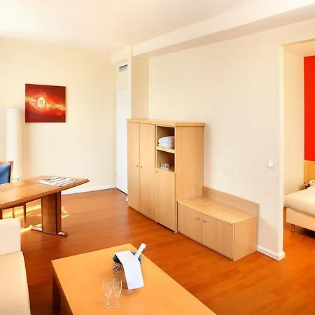 Plaza Premium Columbus 4*