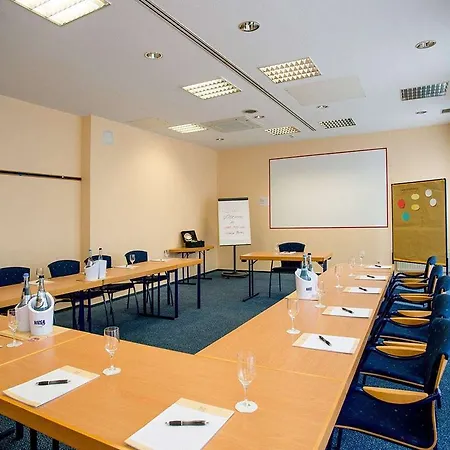 Plaza Premium Columbus Hotel 4*